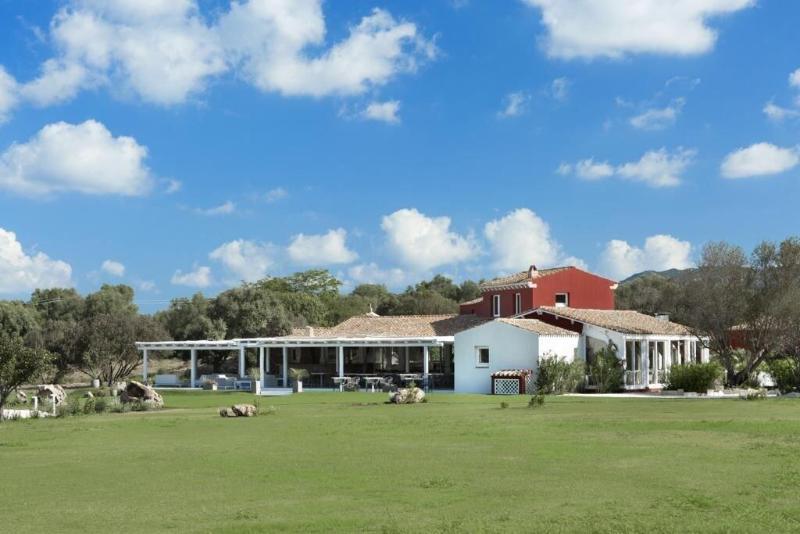 Li Neuli Country Club Hotel San Pantaleo Exterior photo